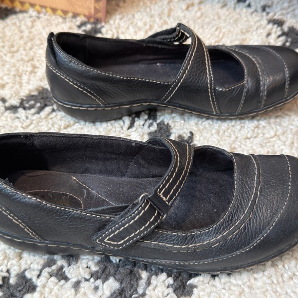 Clarks Women’s Black Leather Mary Jane Comfort Shoes Size 8 - Picture 2 of 7